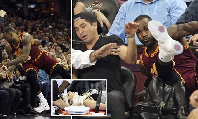 LeBron James Terjang Penonton Wanita di Tepi Lapangan